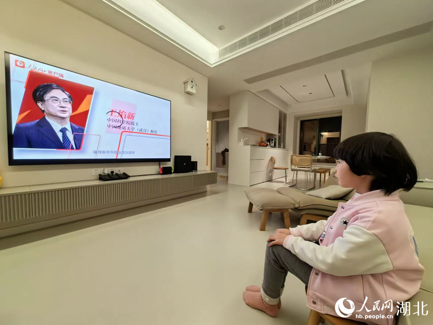 2月26日晚8點，華中科技大學(xué)同濟(jì)醫(yī)學(xué)院附屬小學(xué)宗關(guān)校區(qū)一年級學(xué)生汪書含準(zhǔn)時坐在電視機(jī)前，收看開學(xué)第一課。人民網(wǎng)記者 周雯攝
