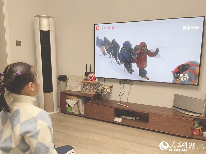 武漢市洪山實驗小學(xué)南校區(qū)二年級高芷霖正在收看思政大課。人民網(wǎng)記者 張雋攝