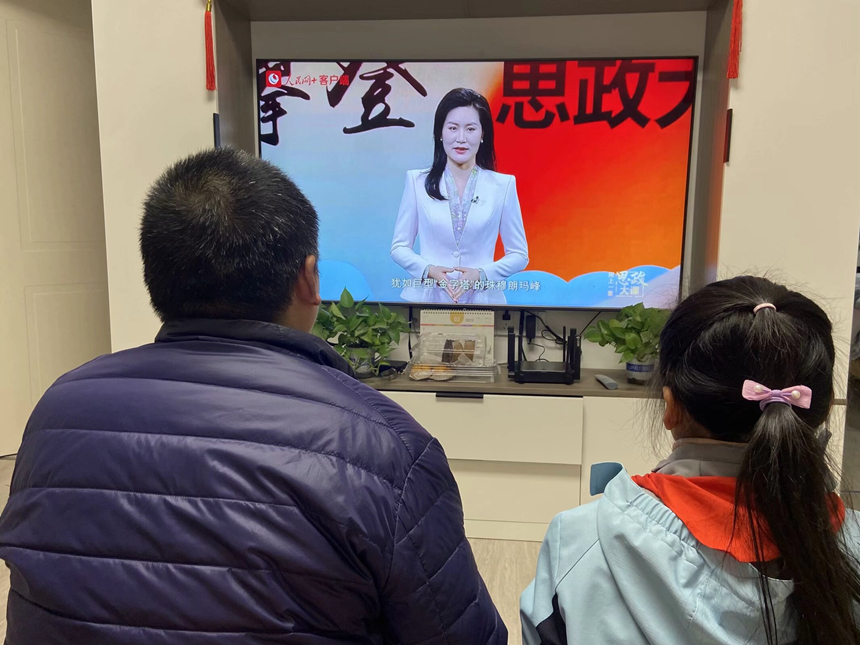 武漢市梅苑學(xué)校小學(xué)部組織觀看思政大課。受訪者供圖