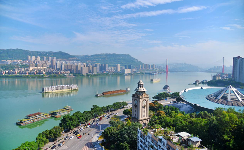 長(zhǎng)江萬(wàn)州段，黃金水道船來(lái)船往。付作僑攝