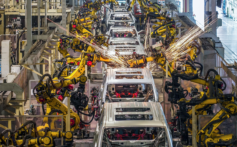 嵐圖汽車智能工廠機(jī)械手正在進(jìn)行車輛組裝。 嵐圖汽車供圖