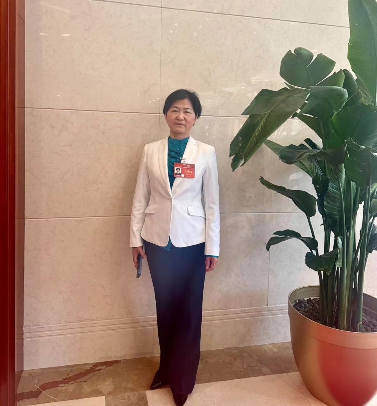 全國政協(xié)委員、武漢大學土木建筑工程學院教授徐禮華。人民網(wǎng)記者 張沛攝