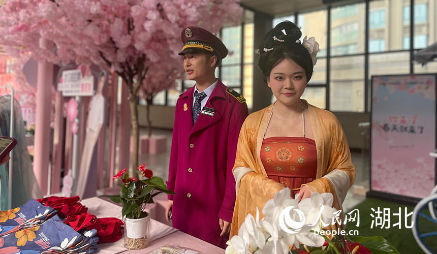 在武漢地鐵1號(hào)線黃浦路站，穿著漢服的小姐姐向市民介紹賞櫻集章打卡等活動(dòng)。人民網(wǎng)記者 周恬攝