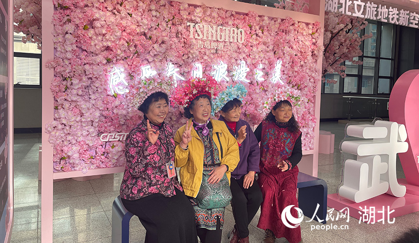 在武漢地鐵1號線黃浦路站，市民紛紛在櫻花站臺拍照打卡。人民網(wǎng)記者 周恬攝