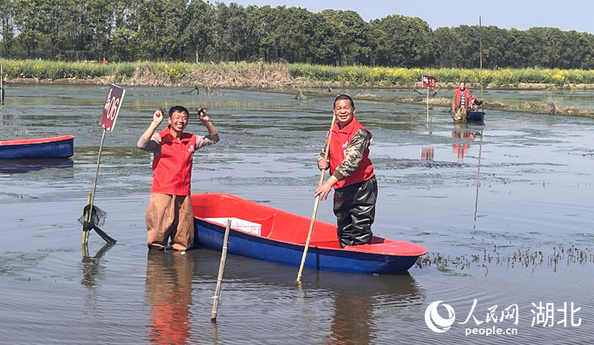 3月30日，在湖北省潛江市龍灣鎮(zhèn)瞄新村蝦稻共作基地，2024“潛江龍蝦”春捕開始。人民網(wǎng)記者 張雋攝