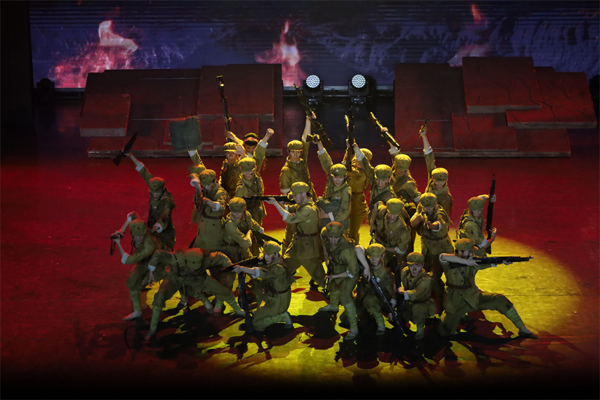 《老兵》原創(chuàng)歌舞劇演出現(xiàn)場。梁冉冉攝