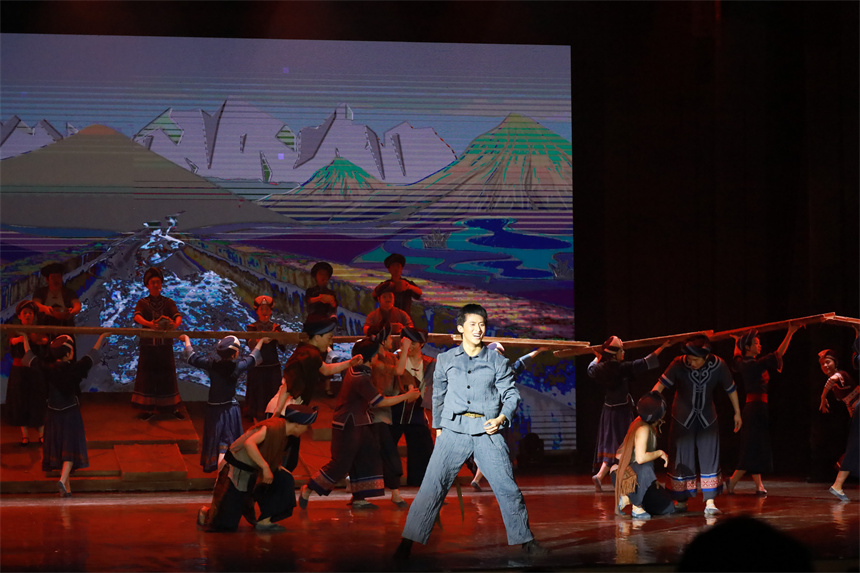 《老兵》原創(chuàng)歌舞劇演出現(xiàn)場。楊馨怡攝