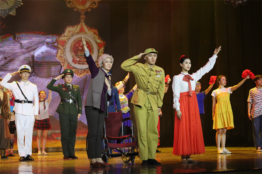 《老兵》原創(chuàng)歌舞劇演出現(xiàn)場。楊馨怡攝