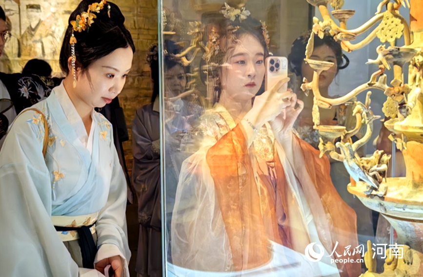 游客在洛陽博物館參觀。人民網(wǎng) 侯琳琳攝