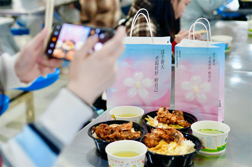 武漢晴川學(xué)院校園美食文化節(jié)：品魚香 享和美