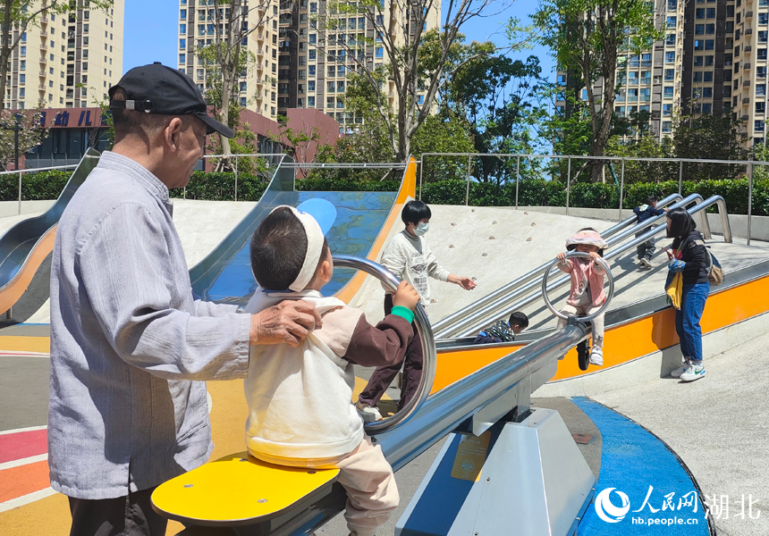 蟲洞公園里，孩子們在玩蹺蹺板。人民網(wǎng)記者 王郭驥攝