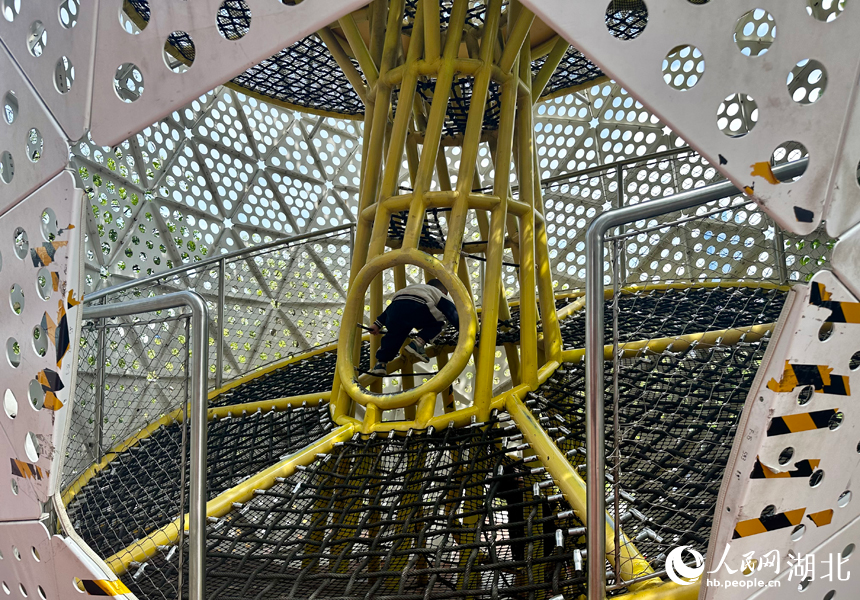 武漢奇趣蛋殼公園，小朋友正在玩耍。人民網(wǎng)記者 張沛攝