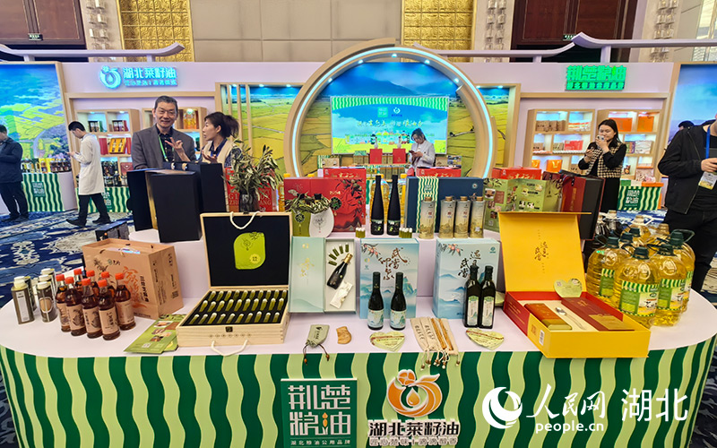 推介會現(xiàn)場搭建專區(qū)展區(qū)，湖北優(yōu)質(zhì)糧油產(chǎn)品集中亮相。人民網(wǎng)記者 周雯攝