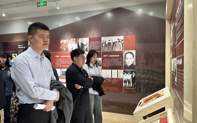 團(tuán)員青年認(rèn)真學(xué)習(xí)館內(nèi)國(guó)家安全知識(shí)。吳珊攝