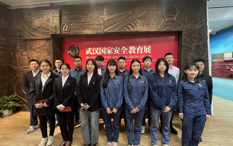 活動(dòng)人員在武漢國(guó)家安全教育展廳內(nèi)合影留念。楊弘熙攝