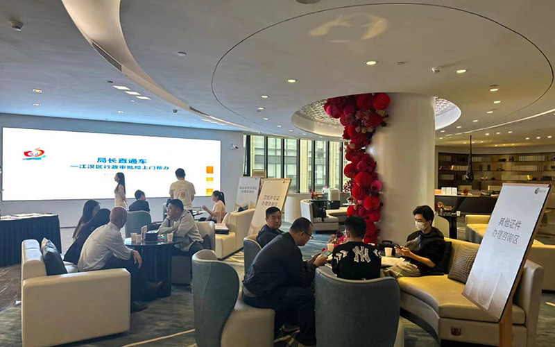 江漢區(qū)新華街道“樓小二”工作專班鏈接資源為企業(yè)提供上門幫辦服務。江軒攝