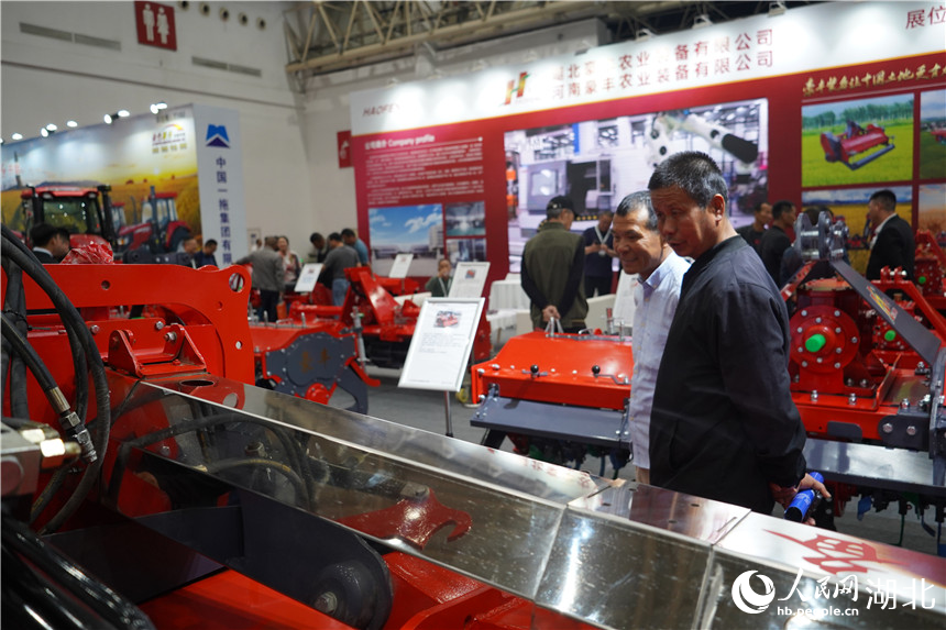 第十八屆中部農(nóng)牧業(yè)機械展覽會暨湖北春耕農(nóng)機團購節(jié)現(xiàn)場。人民網(wǎng)記者 周雯攝