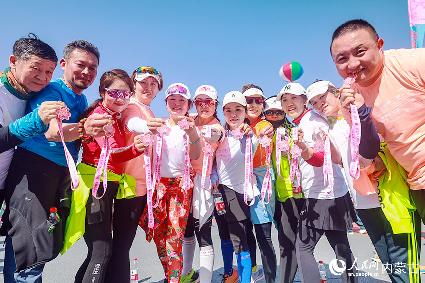 展示活動紀(jì)念獎(jiǎng)牌。王劭凱攝