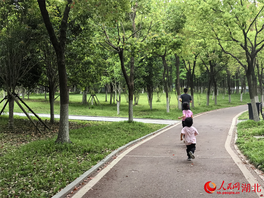 4月27日，市民帶著孩子在武漢漢江灣體育公園跑步。人民網(wǎng)記者 周雯攝