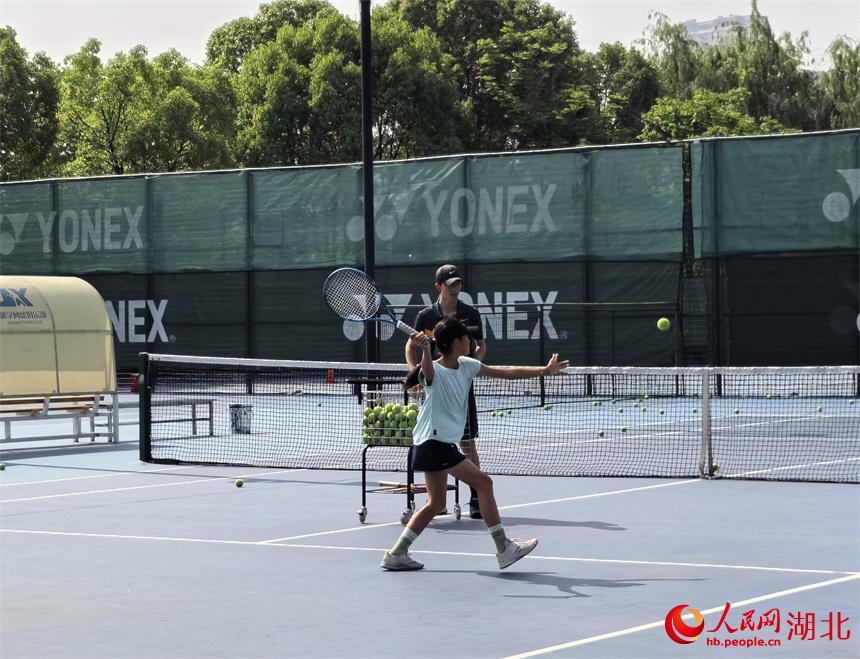 4月27日，在武漢漢江灣體育公園，兒童網(wǎng)球培訓課程火爆。人民網(wǎng)記者 周雯攝