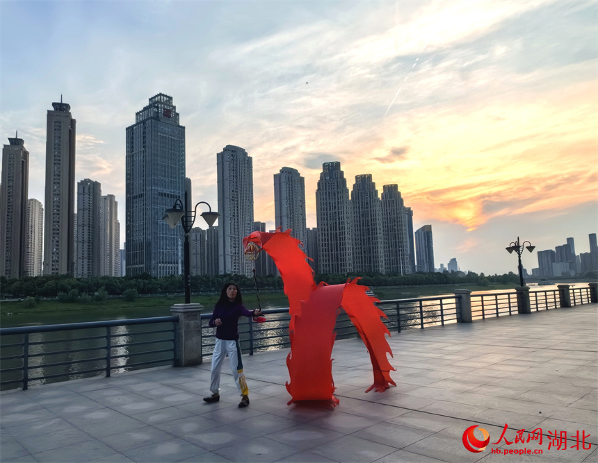 4月27日傍晚，市民在漢江江灘公園舞彩龍。人民網(wǎng)記者 周雯攝