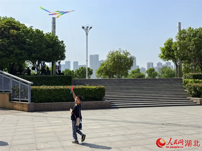兒童在武漢漢江灣體育公園放風箏，享受春日的明媚。人民網(wǎng)記者 周雯攝
