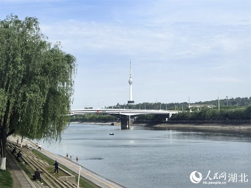 江漢橋邊，市民在鍛煉。人民網(wǎng)記者 周雯攝