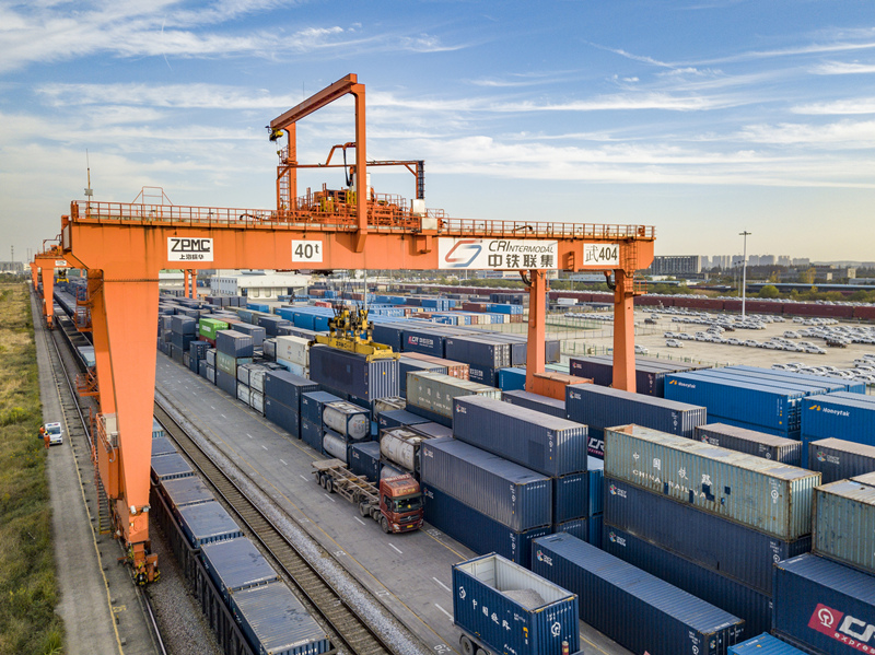 中鐵聯(lián)集武漢中心站龍門吊起降作業(yè) 一派繁忙景象。徐一帆攝