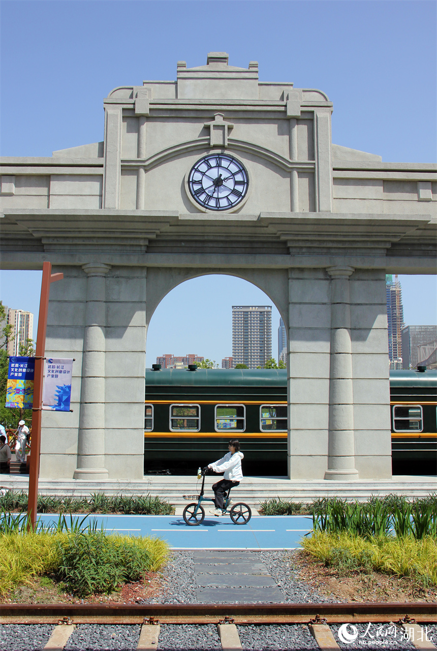 市民在四美塘文化公園騎行。人民網(wǎng)記者 周恬攝