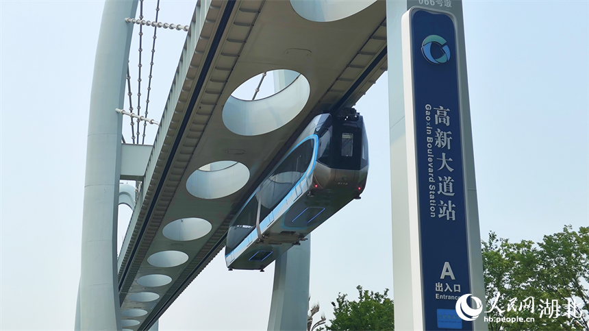 武漢光谷空軌即將進(jìn)入高新大道站。人民網(wǎng)記者 王郭驥攝
