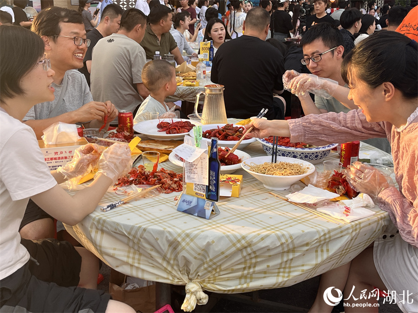 快樂吃蝦。人民網(wǎng)記者 張雋攝