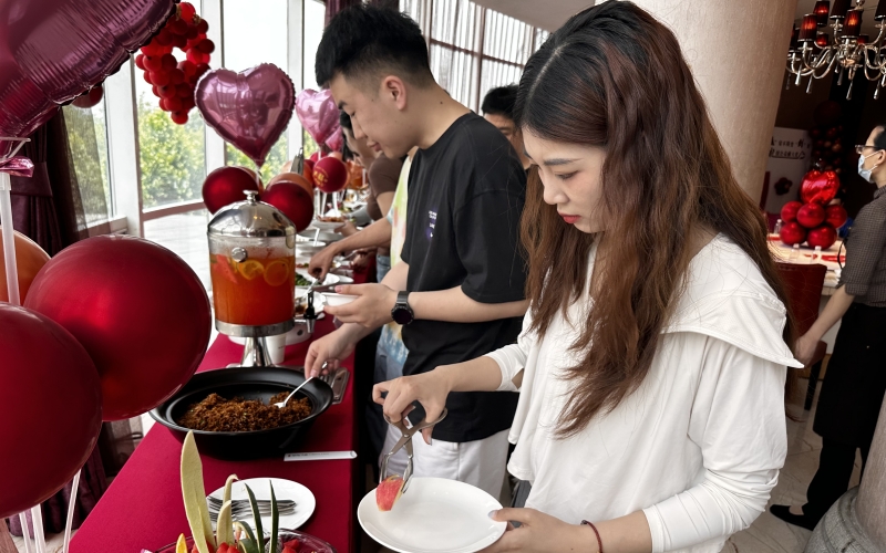 新人在酒店品鑒自助婚宴，倡樹婚事簡辦新風(fēng)尚。