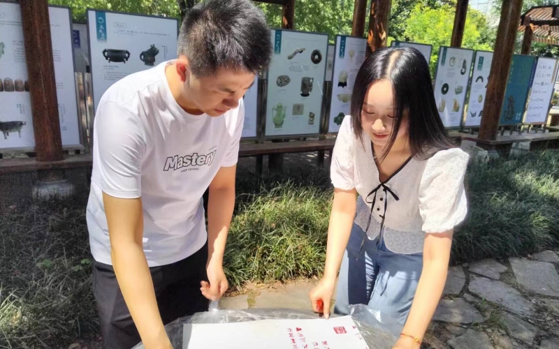 新人共同拓印婚書，體驗傳統(tǒng)文化。