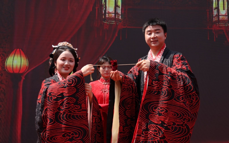 新人共同拓印婚書，體驗傳統(tǒng)文化。