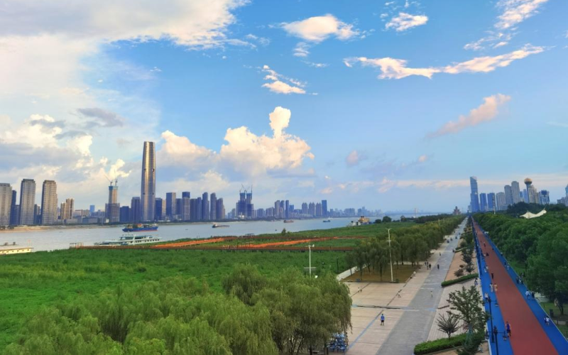 武漢漢口江灘公園景色宜人。人民網(wǎng)記者 周雯攝