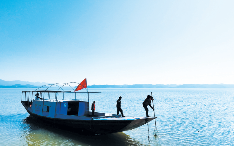 “小水滴”志愿服務(wù)隊(duì)志愿者清理丹江口庫區(qū)水面漂浮物。張斌攝