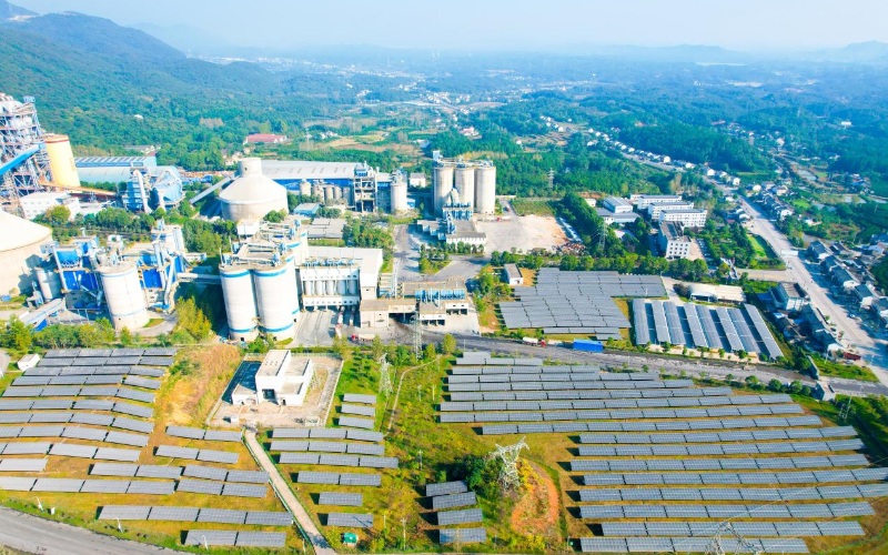 葛洲壩當(dāng)陽水泥有限公司分布式光伏發(fā)電遠(yuǎn)景圖。向華坤攝