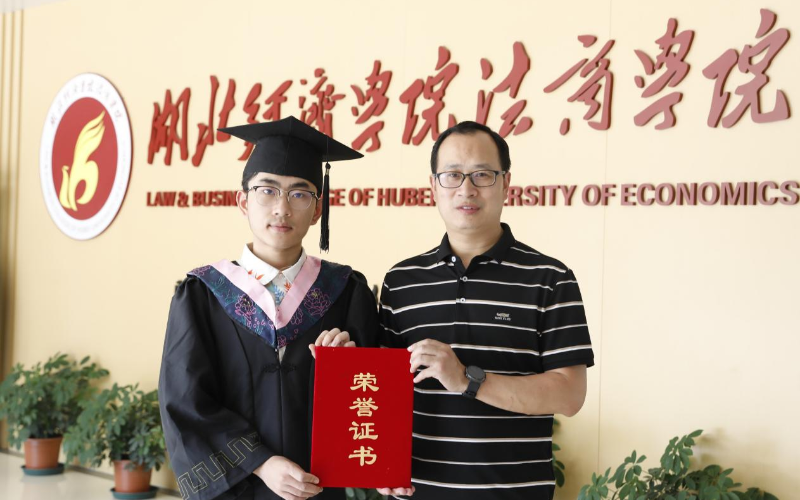 畢業(yè)之際付濤和輔導員合影留念。