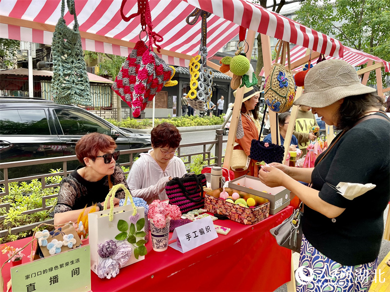 武漢市江漢區(qū)北湖街道環(huán)保社區(qū)綠色文創(chuàng)生活市集。人民網記者 張沛攝