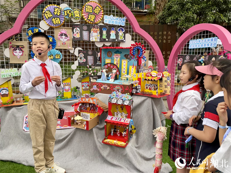 武漢市江漢區(qū)北湖小學學生介紹環(huán)保作品。人民網記者 張沛攝