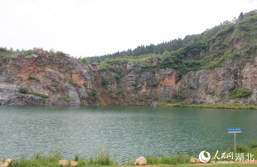 礦坑中的湖水呈現(xiàn)碧藍(lán)色。人民網(wǎng)記者 張沛攝