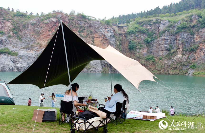 游客在礦坑湖邊露營。人民網(wǎng)記者 張沛攝