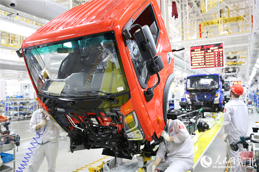 智能制造總裝柔性化生產(chǎn)線，可同時滿足多種車型混流生產(chǎn)。人民網(wǎng)記者 王郭驥攝