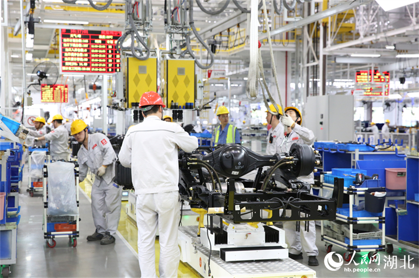 國內(nèi)首條輕卡行業(yè)的自動化AGV生產(chǎn)線帶來效能提升。人民網(wǎng)記者 王郭驥攝