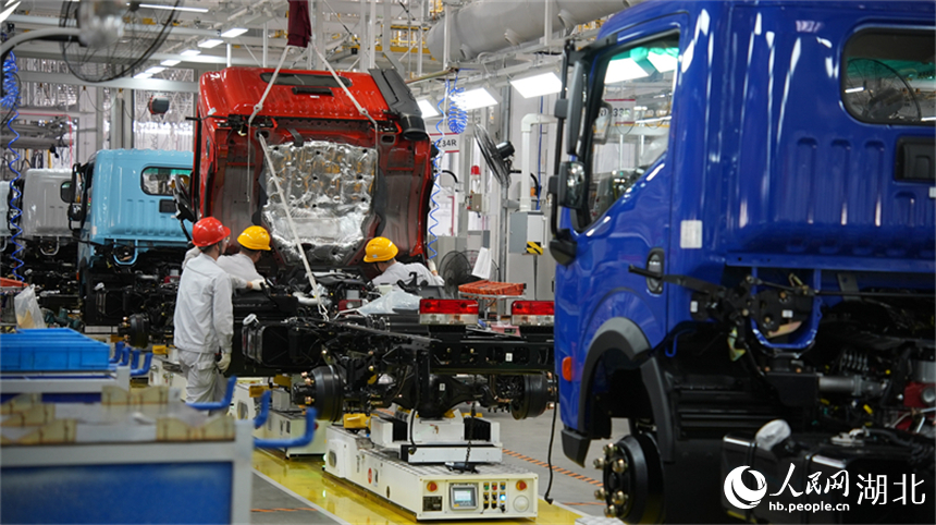 6月6日，東風(fēng)輕型車智能制造和綠色工廠生產(chǎn)車間。人民網(wǎng)記者 許崢攝