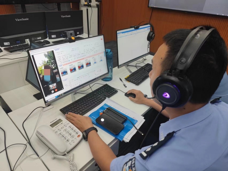 交警正在連線處理進(jìn)行事故責(zé)任認(rèn)定。高梓健攝