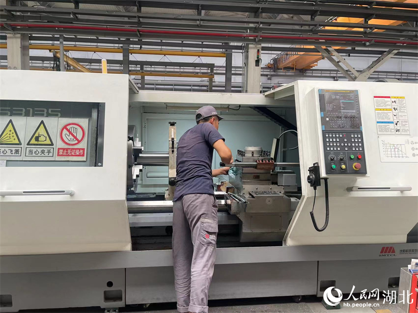 工作人員正在對(duì)配件進(jìn)行加工。人民網(wǎng)記者 周倩文攝