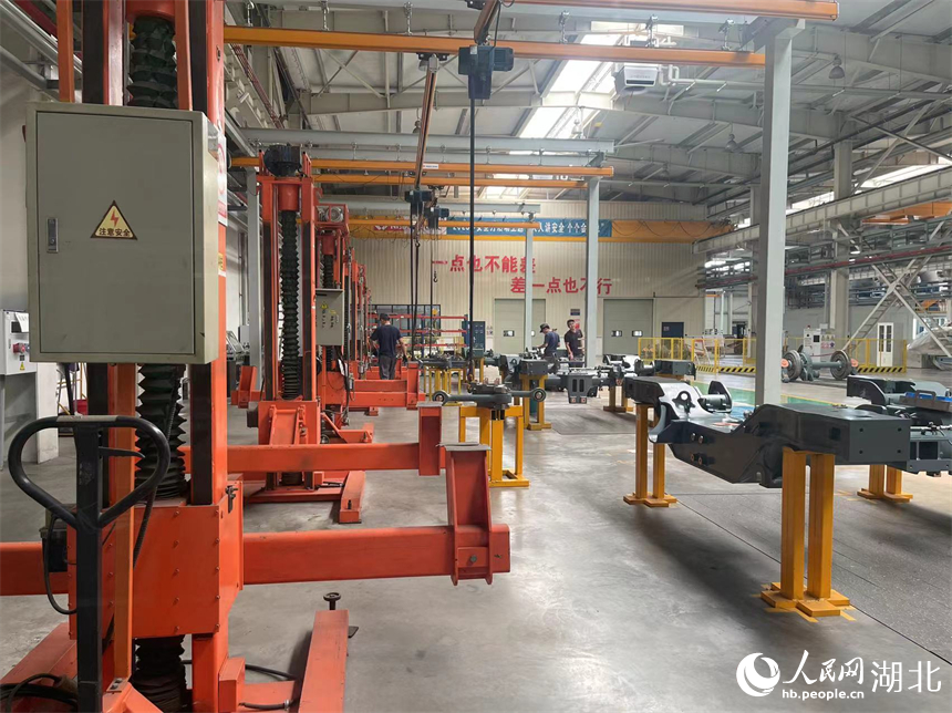 工廠里正在有序生產(chǎn)著。人民網(wǎng)記者 周倩文