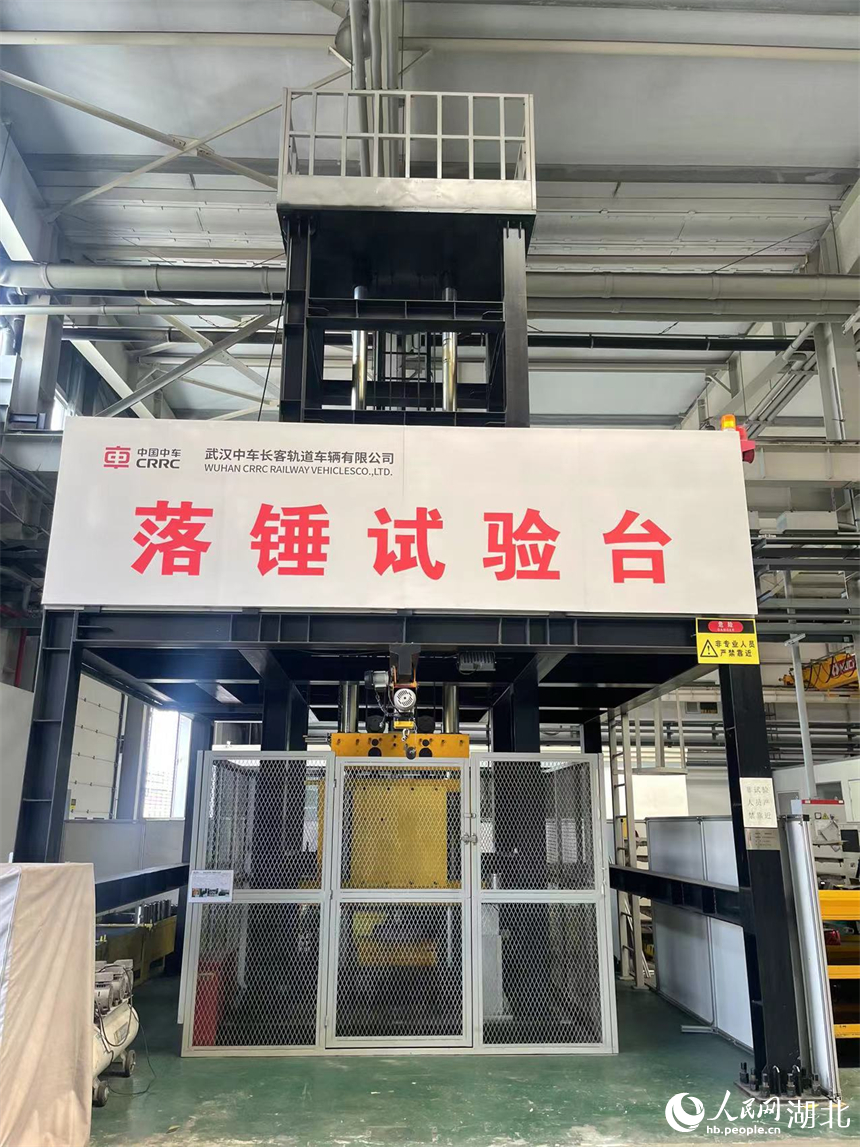 落錘實(shí)驗(yàn)臺(tái)測(cè)試零件安全性能。人民網(wǎng)記者 周倩文攝