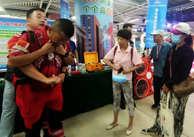 工作人員教市民海姆立克法急救。陶子攝